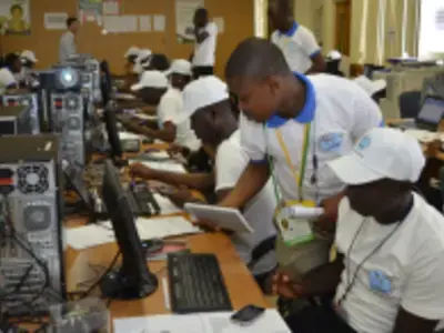 Kids using computer 
