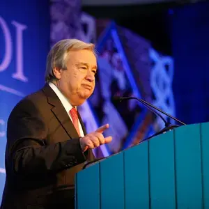 Antonio Guterres receives NDI's 2015 W. Averell Harriman Democracy Award.