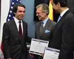 José María Aznar, Presiden of FAES and former Prime Minister of Spain presents the 2016 Freedom Award to Senator Thomas A. Daschle, on behalf of NDI and Governor Luis Fortuño, on behalf of IRI. 