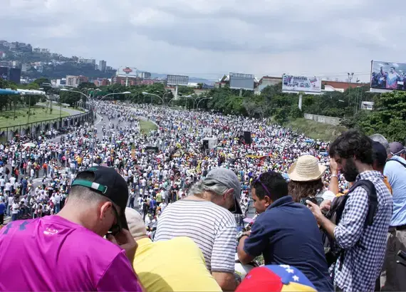 Venezuelan protesters march for democracy on October 26, 2016. Credit: Hugo Londoño