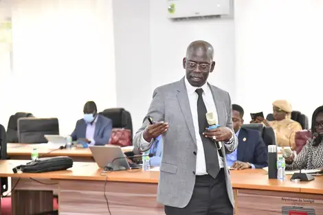 A senior technical advisor at the National Assembly explains to participants their role in the legislative process.
